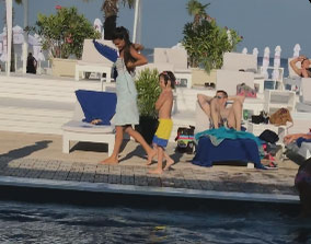 Anca Serea se îndreaptă cu Noah spre bazin