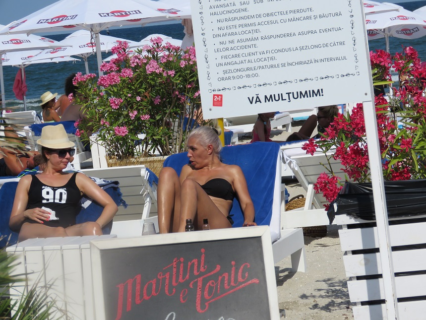 Sorana Darclee a schimbat impresii cu o prietenă, la plajă
