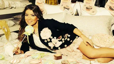 Cea mai frumoasa Craciunita-mama! Uite in ce pozitie sexy il asteapta Laura Teodoru pe Mos Craciun