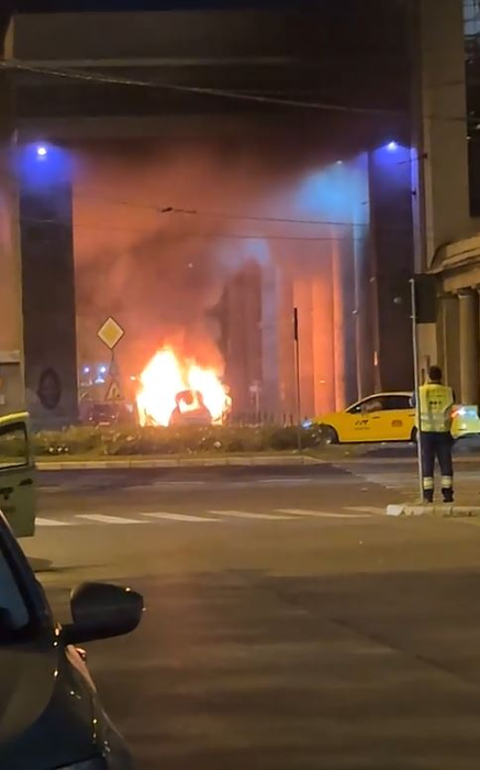 Incendiu la Gara de Nord! O mașină a fost cuprinsă de flăcări, apoi a explodat