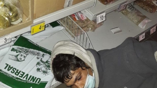 Un tânăr a ieșit „cumpărături” într-un magazin închis din Constanța. Ce a putut să fure în doar 1 minut și 8 secunde