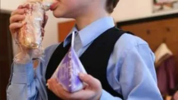 Masă caldă pentru copii la şcoală! Ce vor mânca elevii în loc de corn şi lapte