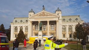 Nu e film! Un bărbat din Iași s-a îmbrăcat în Superman și amenință că își va lua zborul de pe clădirea teatrului