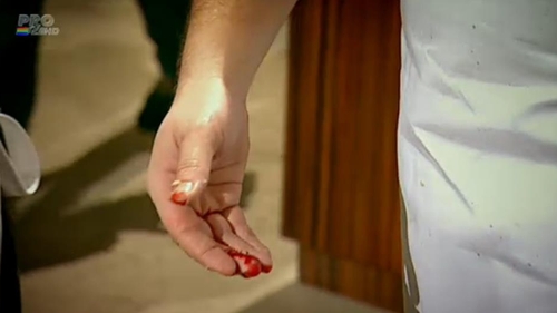 Proba de la Masterchef care s-a lasat cu sange. Concurentii au plecat acasa cu mainile siroinde