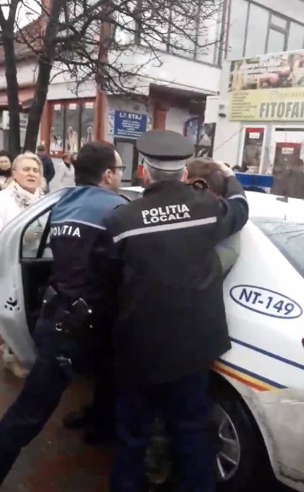 Traversare nepermisă în Piatra Neamț! Un bărbat a fost pus la pământ și încătușat după ce a trecut strada neregulamentar