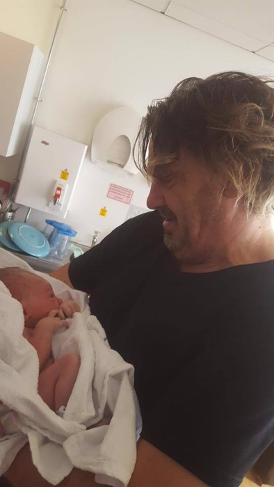 Claire Hutchins şi Beau Thompson i-au pus numele copilului lor Jaxx. Sursa foto: Facebook