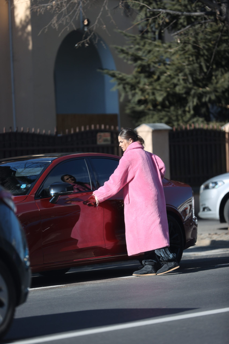 Theo Rose și iubitul, gesturi tandre în fața prietenilor! Pentru ce outfit-uri au optat artista și nepotul lui Nea Mărin!