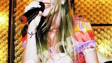 Corina face curse intre Satu Mare si Bucuresti de cand parintele ei a ajuns pe patul de spital. A urcat pe scena, desi tatal ei suferise un atac cerebral