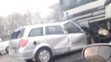 Accident tragic în Argeș. Un autoturism a intrat în coliziune cu un TIR. Șoferul a decedat pe loc