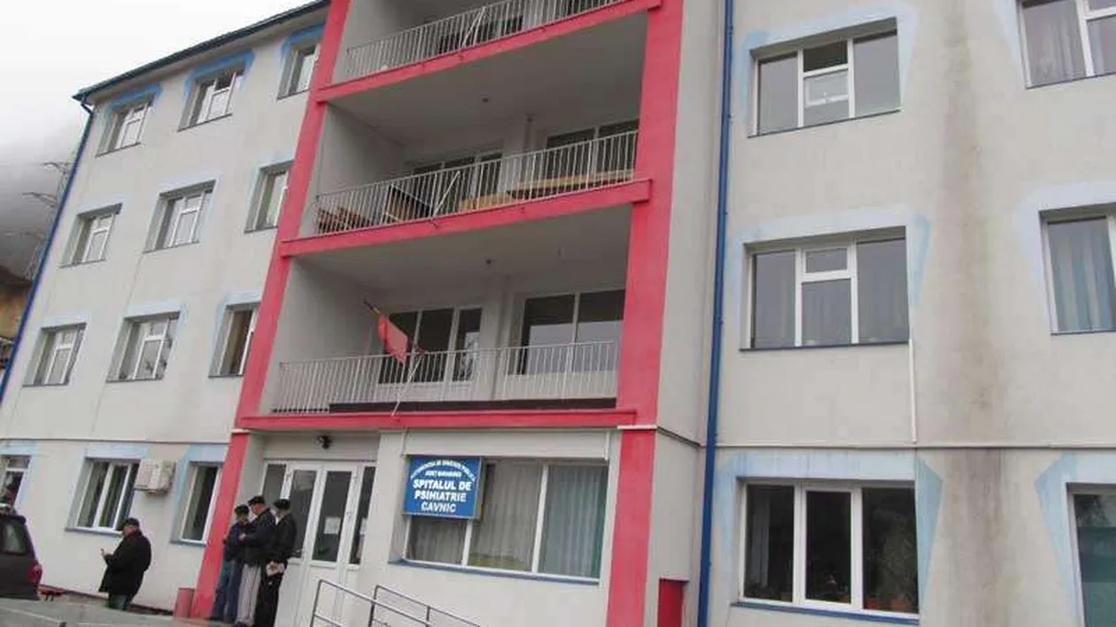 Imaginile neputinței din România. O femeie zace trântită pe jos într-un salon, dintr-un spital COVID, și nimeni nu intervine. FOTO