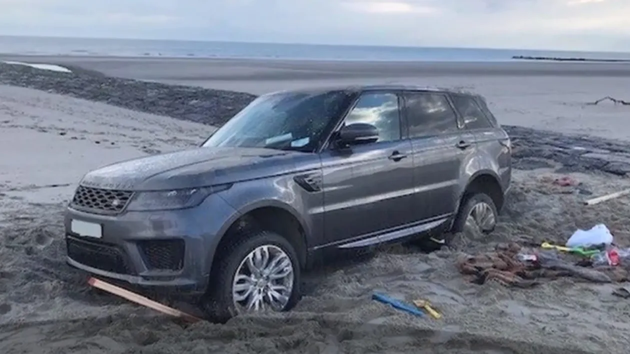 De-a râsu'-plânsu'! Un român a intrat cu bolidul de lux pe plajă și s-a afundat în nisip