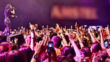 Uite ce primire a avut Inna la concertul de la Belgrad! Spectatorii au fluturat steagul Romaniei!