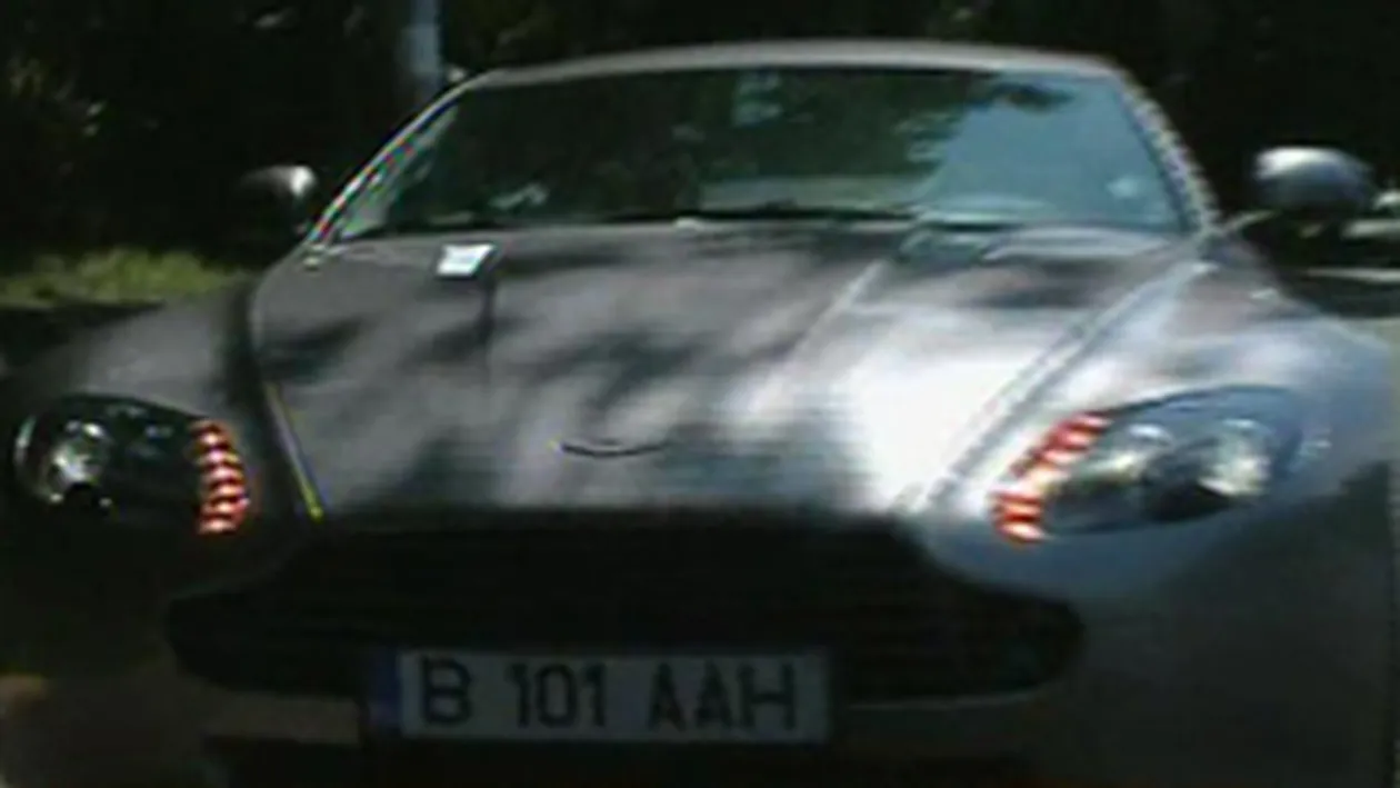 Adina Alberts are masina de 100.000 euro! Stateam la semafor si unii au venit si au pupat-o