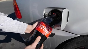 VIDEO /  A turnat doi litri de Coca-Cola în rezervorul maşinii, apoi s-a urcat la volan. Ce-a urmat: "Aceasta e următoarea alternativă în locul benzinei"