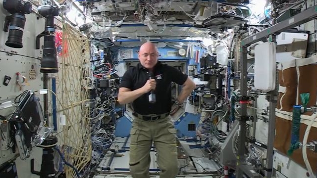 Mai înalt şi mai tânăr, după 340 de zile petrecute în spaţiu! Vezi cum s-a schimbat viaţa cosmonautului Scott Kelly