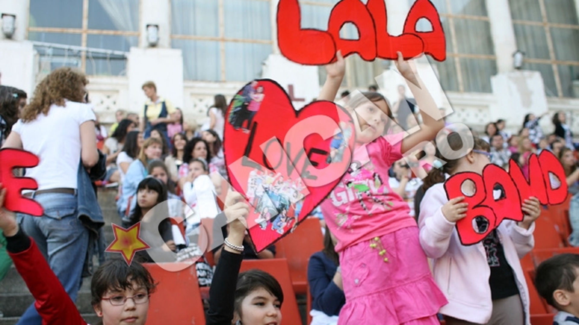 Componentii trupei LaLa Band au schimbat 120 de tinute in primul concert "LaLa Summer Love"- "Nota 20 pentru public, nota 20 pentru fani"