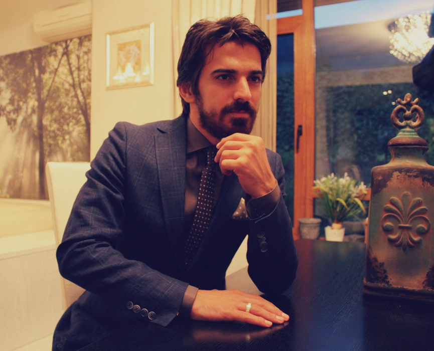Tuncay Ozturk, o prezență elegantă și discretă