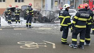 Mașina care a luat foc în Sectorul 6 al Capitalei era electrică. Femeia care se afla în ea nu a mai putut fi salvată