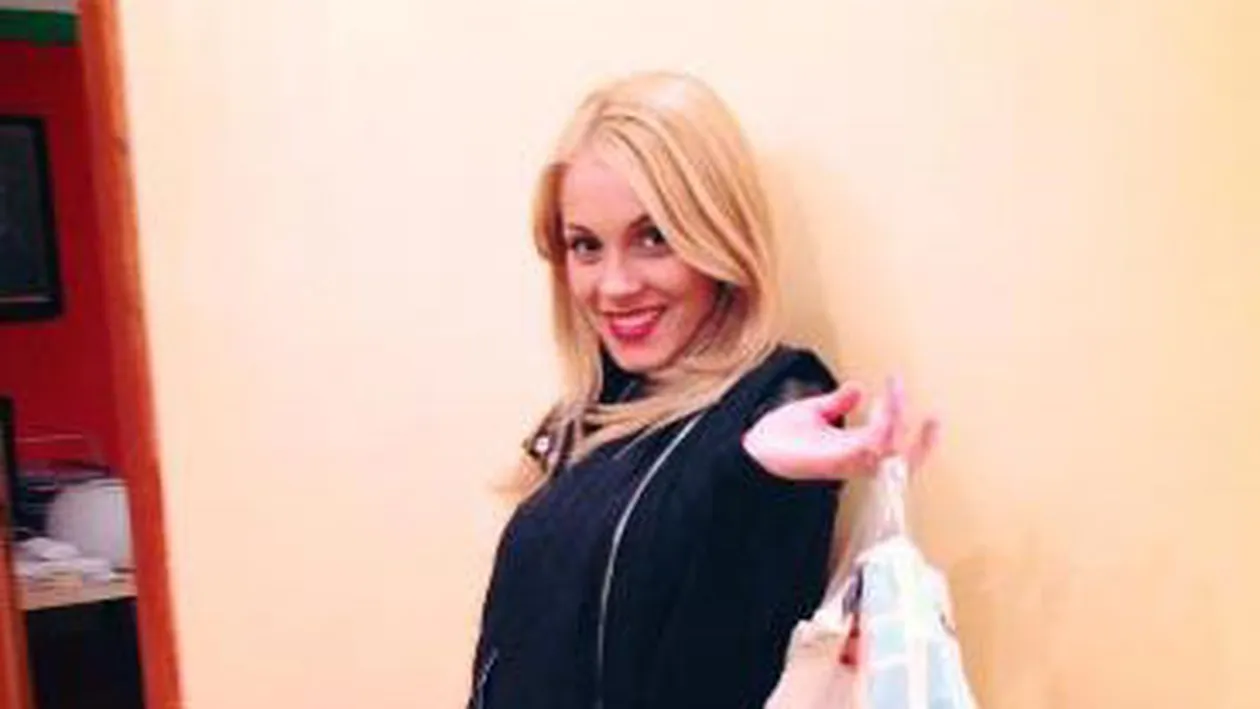 De când şi-au luat câine, au o grijă-n plus, dar nu se plâng. Andreea Ibacka, cu zâmbetul pe buze şi când schimbă scutecul