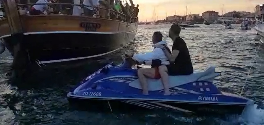 Danijel Subašić, pe skyjet (în spate)