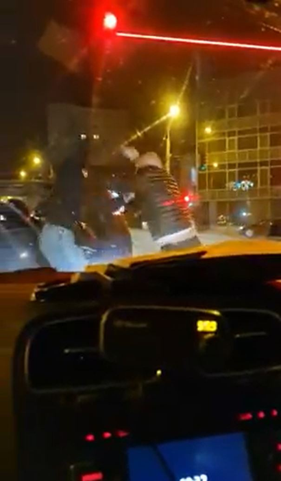 Doi șoferi din Iași s-au bătut în trafic ca-n ringul de box. Imaginile violente au fost filmate de un martor | FOTO