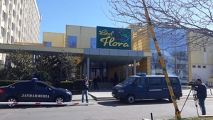 În carantină, ca în vacanță! Ce se întâmplă la hotelul Flora din Mamaia? Cei aflați în izolare se plimbă pe malul mării