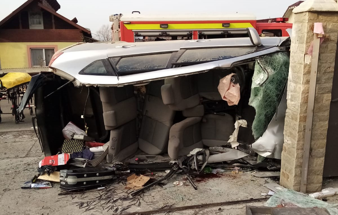 Grav accident de circulație în Suceava. O mașină a intrat într-un cap de pod, iar o persoană a decedat