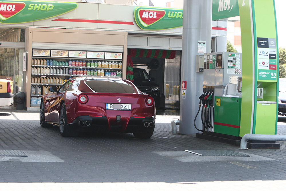 Superbul Ferrari F 12 Berlinetta al fostului şef CARE, de circa 350.000 de euro