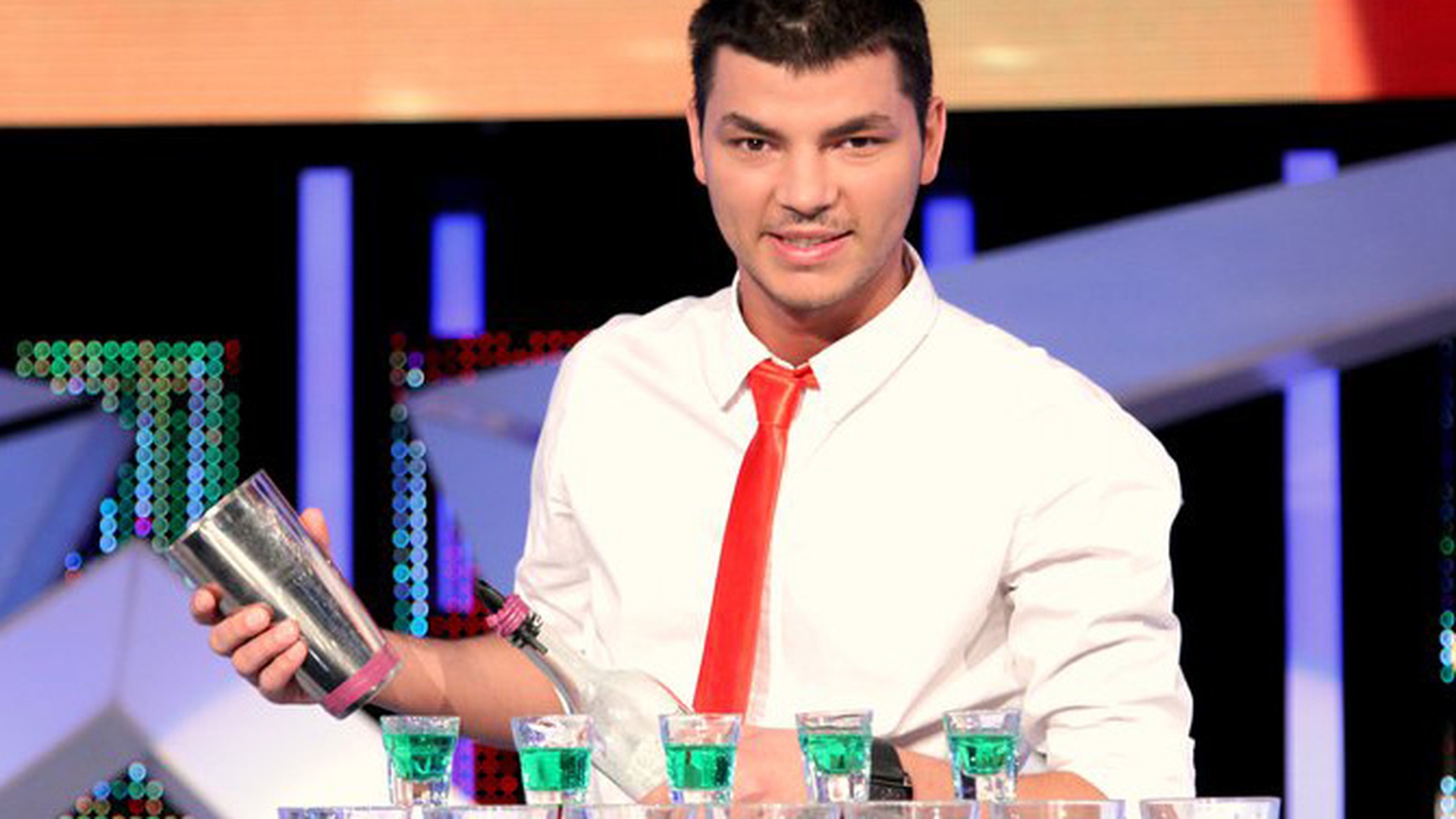 Valentin Luca, barmanul de la "Romanii au talent", si-a asigurat mainile! Vezi pe ce suma colosala a incheiat polita!