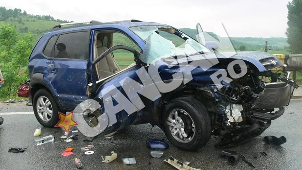 Impact nimicitor intre doua masini in Mehedinti! Unul dintre vehicule “a zburat” 20 de metri sI a luat foc