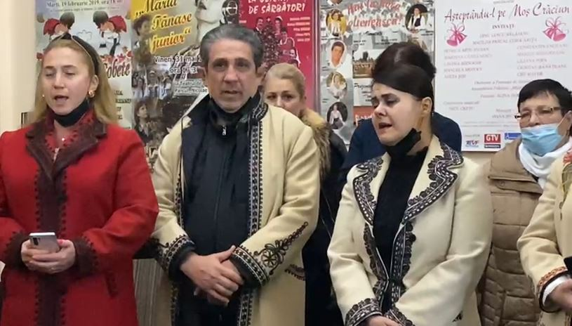 Primele imagini de la priveghiul artistului Petrică Mâțu Stoian. Ce a apărut în fața Ansamblului Folcloric ”Maria Tănase”