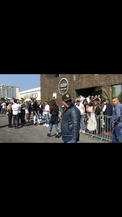 Gianluca Germani mai aruncă o privire către mașină, pentru a se asigura că totul e OK