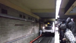 O masina a fost aruncata pe scarile de la metrou! Un grup de tineri a creat panica la inceput de an VIDEO