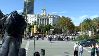 Imaginile care fac înconjurul lumii! Zeci de femei s-au dezbrăcat pe stradă și s-au stropit cu cerneală roșie! Pentru ce au protestat