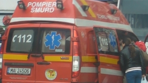 Accident incredibil în Bistriţa-Năsăud! Un mort şi doi răniţi după ce un microbuz s-a răsturnat peste gardul unui imobil