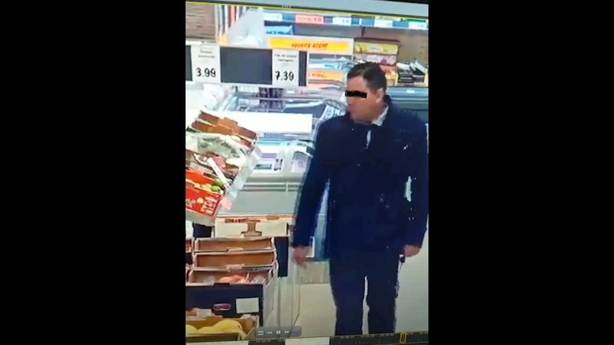Comisarul-șef U.G. în timp ce dădea târcoale raionului cu fructe