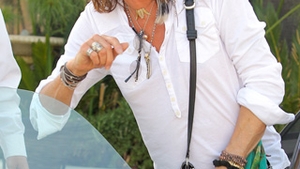 Pectoralii lui Steven Tyler, sani masculini! Steven Tyler si-a dezamagit fanele: nu e chiar asa bine facut cum se credea!