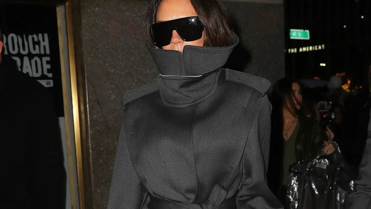 Vedeta care s-a camuflat bine de tot ca să evite gerul năpraznic! Recunoști cine a băgat „capul la cutie” mai ceva ca o țestoasă?