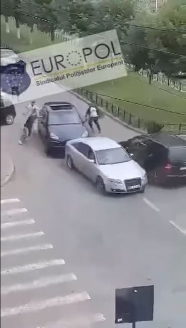 Scene extrem de violente în Craiova, unde două clanuri s-au bătut în trafic cu bâte și cuțite! Mai multe persoane au ajuns la spital
