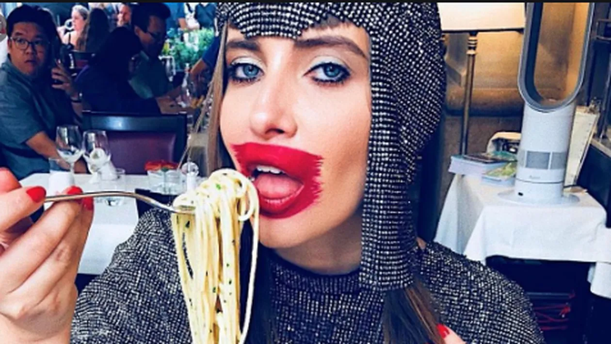 Așa arată masca de bumbac ultimul răcnet a Iuliei Albu: ”Prostia e nemuritoare!”