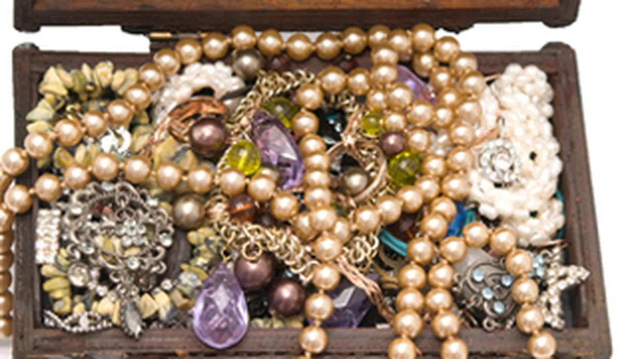 Doi copii de 13 ani au furat bijuterii in valoare de 11.000 de lei din apartamenul unui prieten