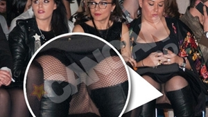 Vezi aici in ce ipostaze neobisnuite au fost prinse vedetele noastre in 2011! 16 fotografii pe care n-ar fi vrut sa le vada niciodata in ziare!