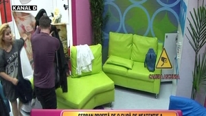 Bătaie în toată regula într-o emisiune TV de la noi! O concurentă a sărit cu pumnii şi palmele! De la ce a pornit totul!