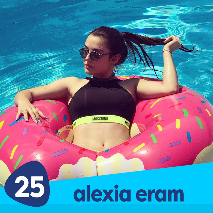 Alexia Eram, sexy și jucăușă pe plajă