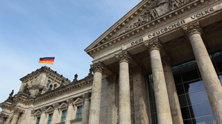 Un barbat s-a sinucis sarind de pe terasa sediului Parlamentului german