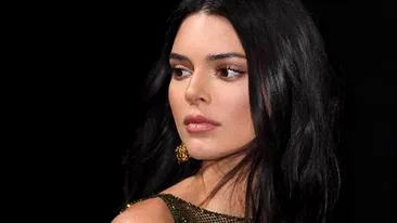 Kendall Jenner, aproape goală pe covorul roșu de la Cannes! Manechinul a venit cu sânii la vedere