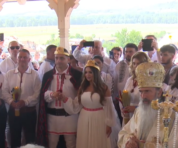 Ținuta inedită pentru care au optat George Simion și Ilinca Munteanu la nuntă. Rochia miresei i-a lăsat pe toți muți de uimire