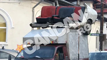 Ultima moda pe strazile din Bucuresti! Nu o sa-ti vina sa crezi ce si-a pus soferul asta pe acoperisul masinii!