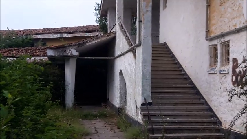 Clădirile din tabără par bântuite