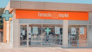 Cine are farmaciile HelpNet din România. Proprietarii lanțului vin din străinătate și au preluat tot de la un afacerist român